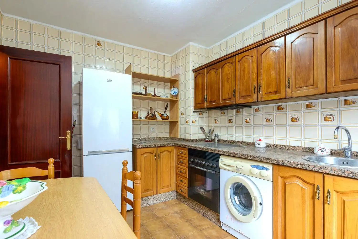 Cuina de Casa adosada en venda en Oviedo  amb Calefacció, Terrassa i Traster