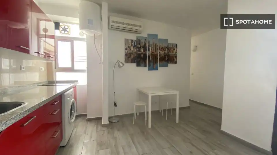 Kitchen of Flat for rent in Sevilla  with Air Conditioner, Heating and Furnished