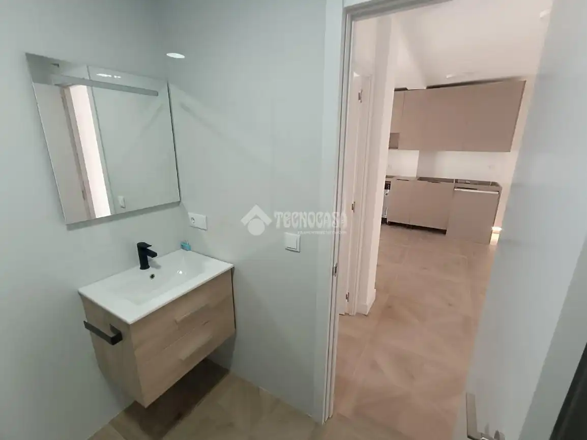 Bathroom of Flat for rent in Sevilla  with Air Conditioner and Balcony