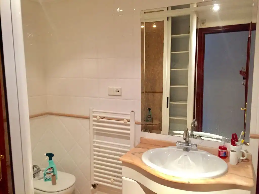Badezimmer von Wohnung zur Miete in Valencia mit Klimaanlage, Heizung und Abstellraum