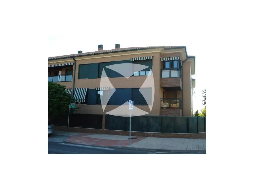 Außenansicht von Wohnung zur Miete in Cáceres Capital mit Klimaanlage, Heizung und Privatgarten