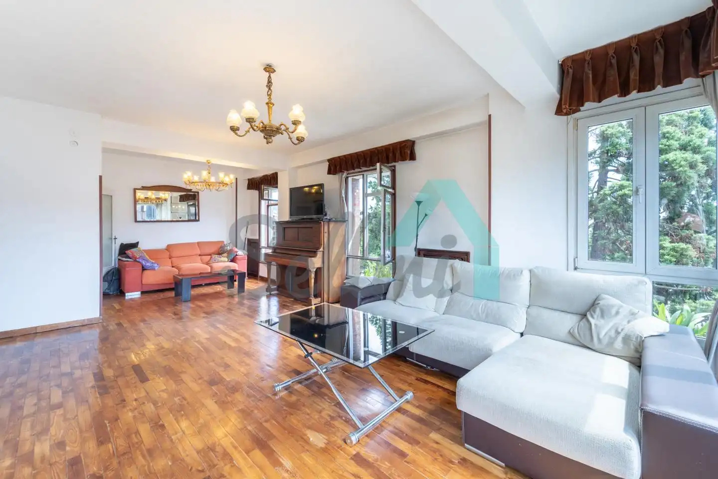 Sala de estar de Piso en venta en Oviedo  con Calefacción, Parquet y Terraza