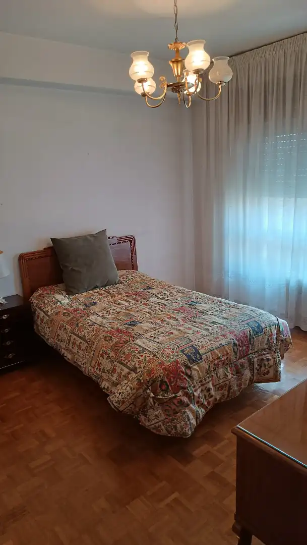 Dormitori de Pis per a compartir en Ourense Capital  amb Calefacció, Parquet i Moblat