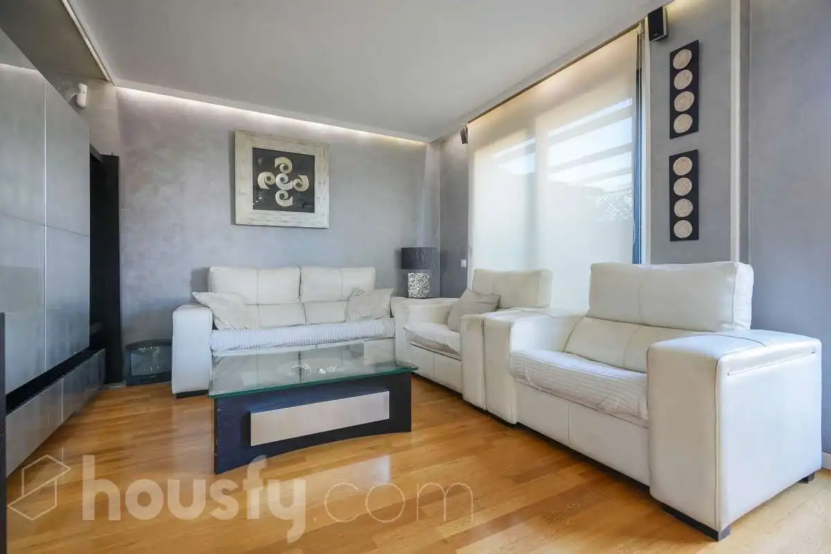 Sala de estar de Ático en venta en Madrid con Terraza, Trastero y Piscina comunitaria