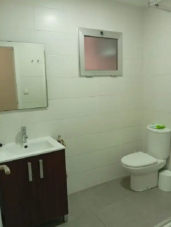 Badezimmer von Wohnung zur Miete in Elche / Elx mit Ofen und Waschmaschine