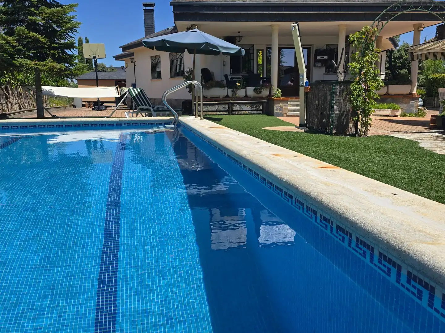 House with pool for sale in Eurovillas