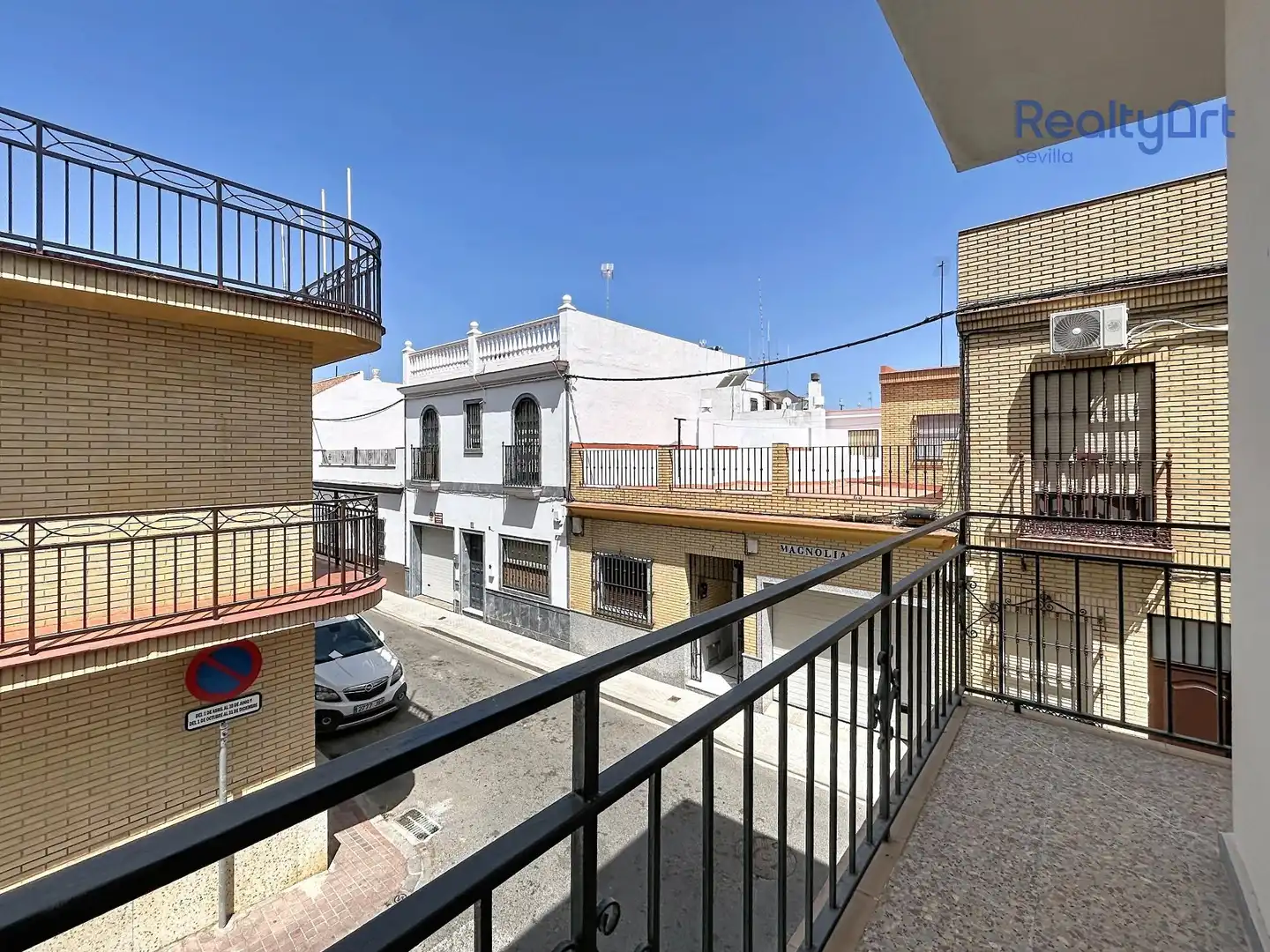 Vista exterior de Casa o xalet en venda en Sevilla amb Aire condicionat, Terrassa i Balcó