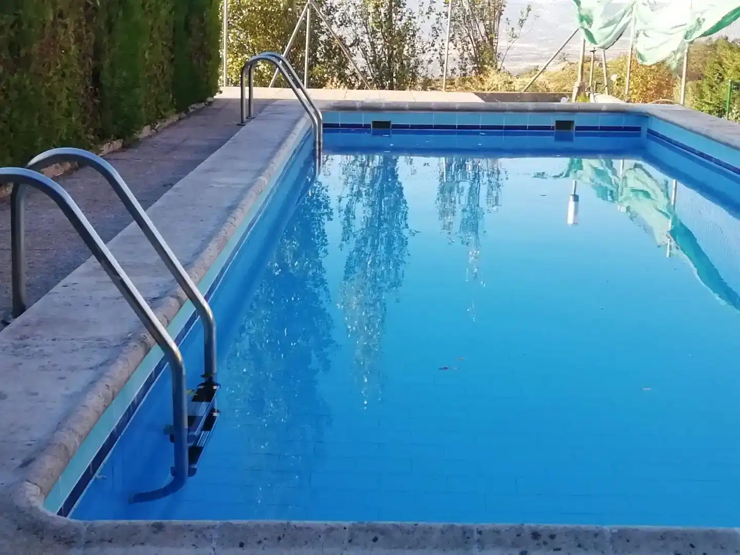 Piscina de Casa adosada en venda en Cabezabellosa, Cáceres