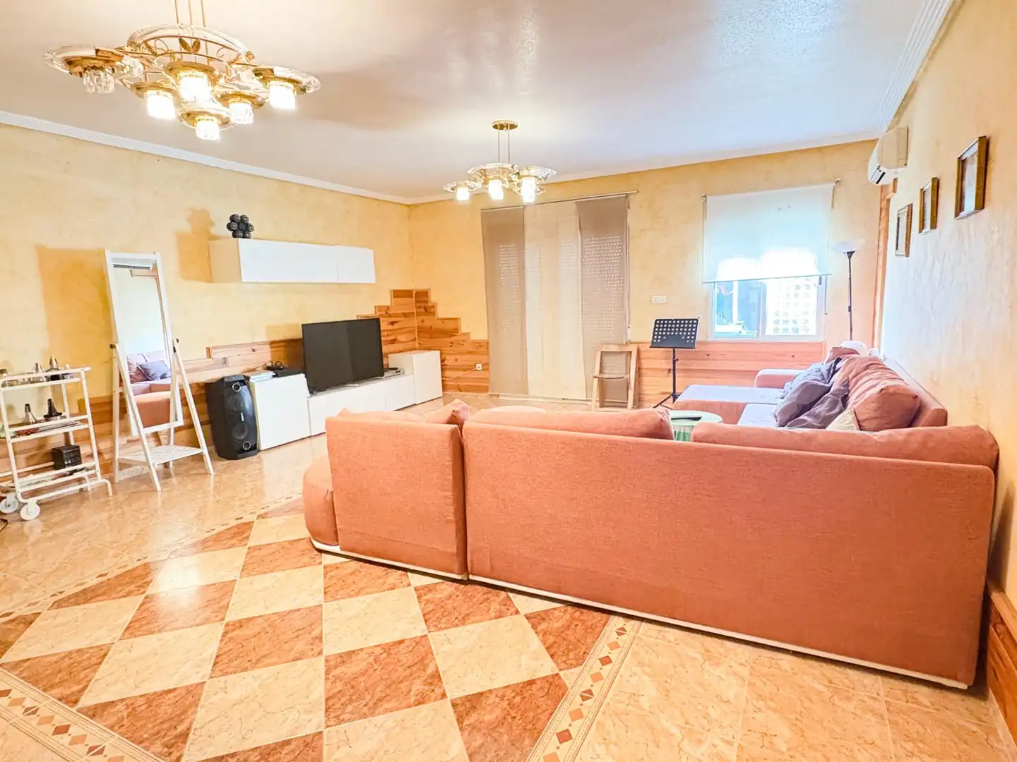 Wohnzimmer von Einfamilien-Reihenhaus zum Verkauf in San Isidro mit Klimaanlage, Privatgarten und Terrasse