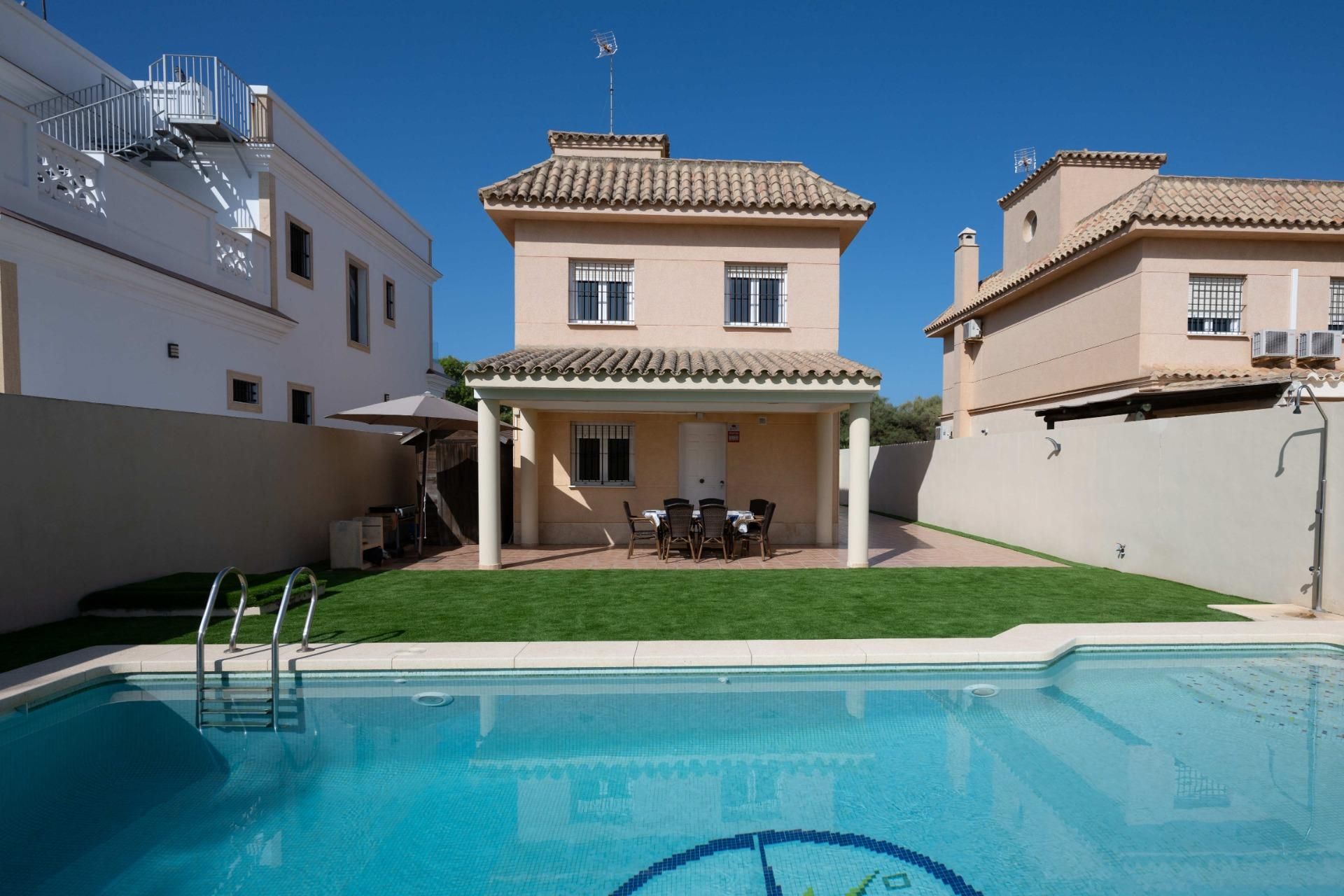 Vista exterior de Casa o xalet en venda en Chipiona amb Jardí privat, Terrassa i Piscina