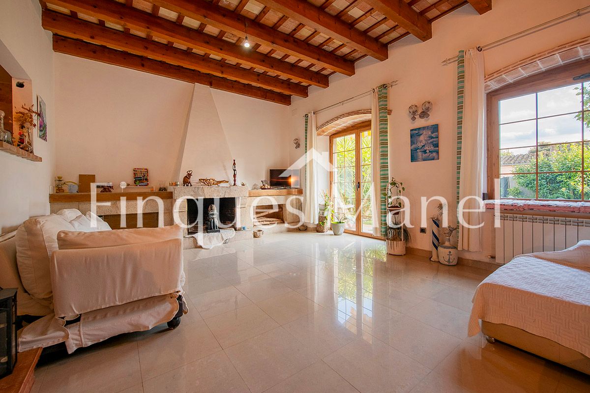 Sala de estar de Finca rústica en venta en Medinyà con Calefacción, Jardín privado y Parquet