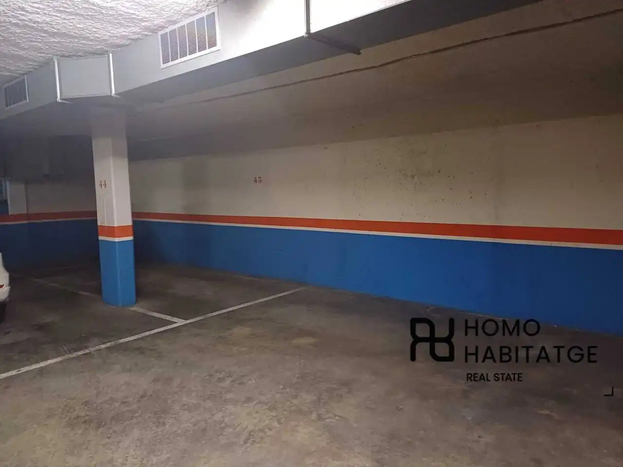 Parking with lift for sale in Calle bosch i cardellach, imagen 2