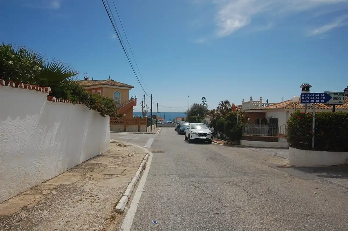 Vista exterior de Casa o xalet en venda en Mijas amb Aire condicionat, Jardí privat i Piscina