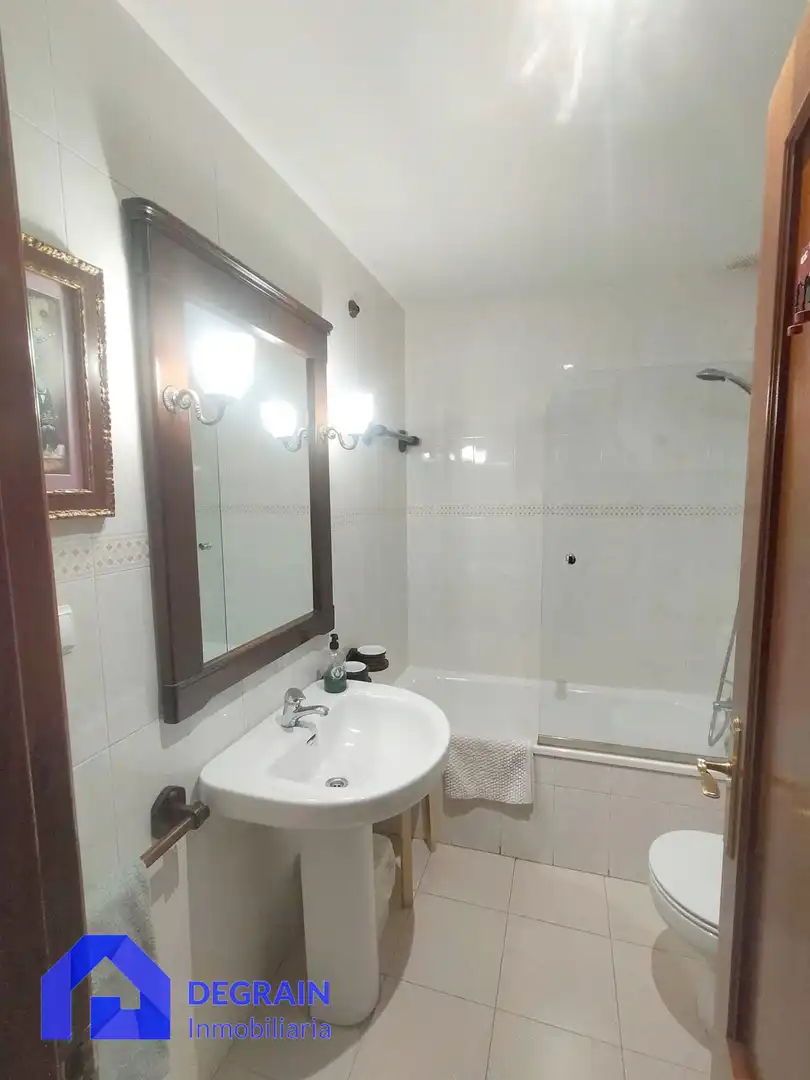 Badezimmer von Einfamilien-Reihenhaus zur Miete in Llanera mit Heizung, Privatgarten und Parkett
