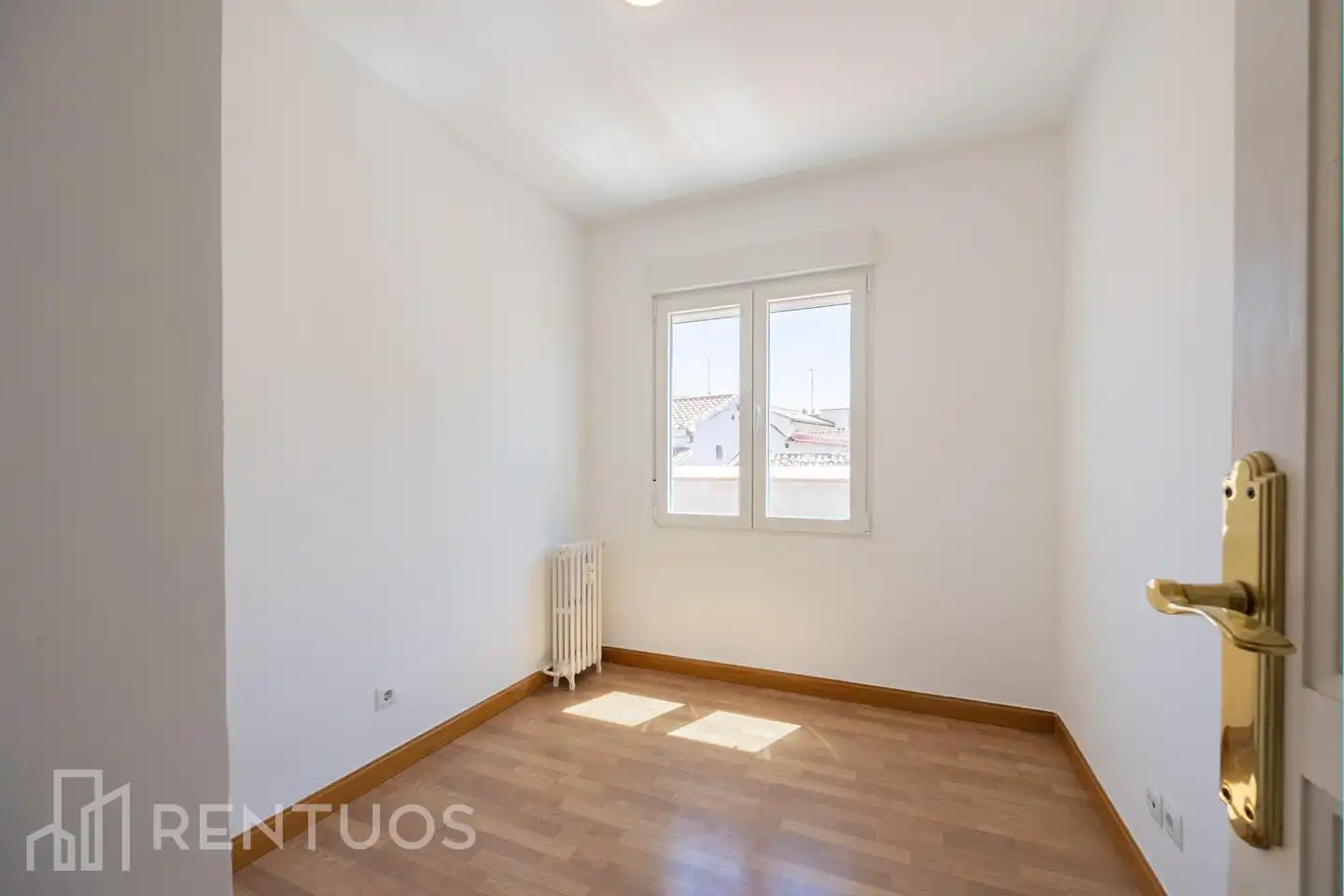 Schlafzimmer von Dachboden zur Miete in Madrid mit Klimaanlage, Heizung und Terrasse
