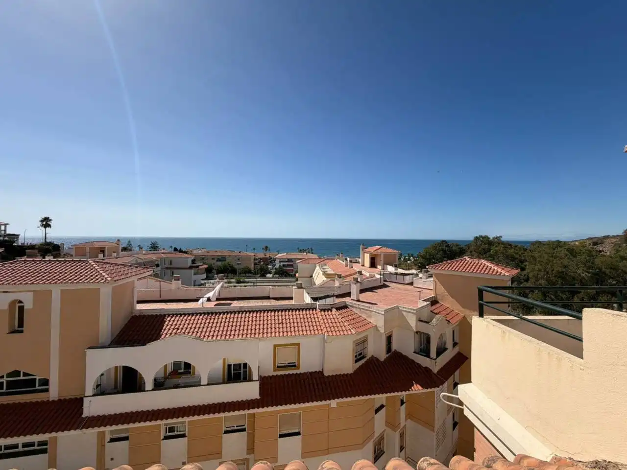 Vista exterior de Ático de alquiler en Rincón de la Victoria con Terraza, Amueblado y Piscina comunitaria