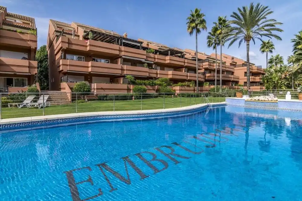 Vista exterior de Àtic de lloguer en Marbella amb Aire condicionat, Terrassa i Piscina