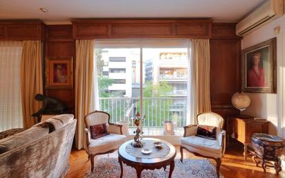 Sala d'estar de Pis en venda en  Barcelona Capital amb Aire condicionat, Parquet i Forn