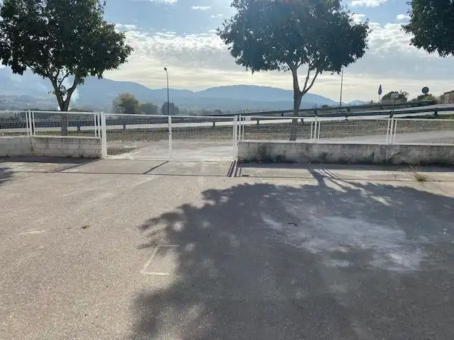Parkplatz von Fabrikhallen zur Miete in Montblanc
