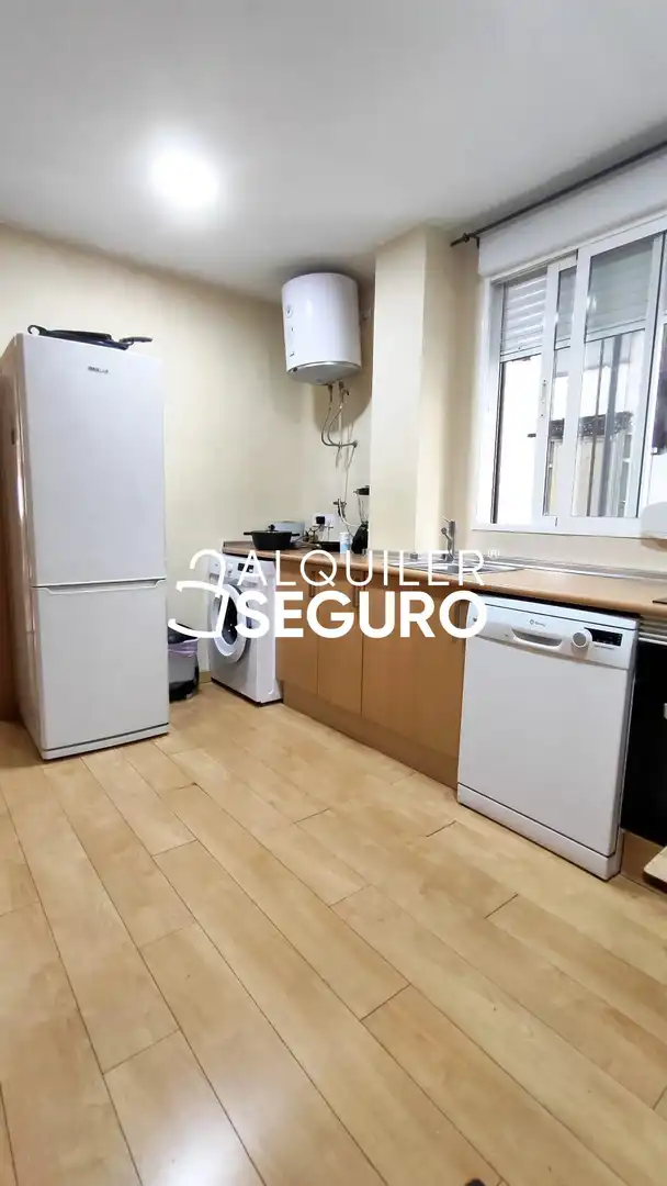 Cuina de Pis de lloguer en Valencia amb Aire condicionat, Terrassa i Moblat
