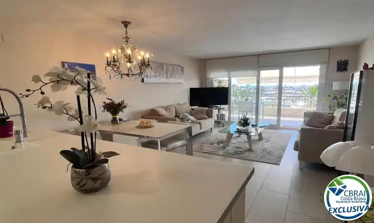 Sala d'estar de Apartament en venda en Empuriabrava amb Aire condicionat, Calefacció i Moblat