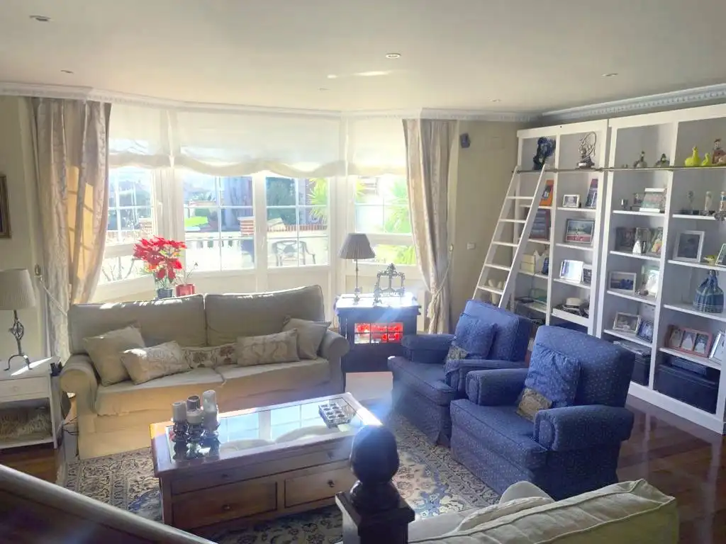 Wohnzimmer von Einfamilien-Reihenhaus zum Verkauf in Castro-Urdiales mit Heizung, Terrasse und Abstellraum