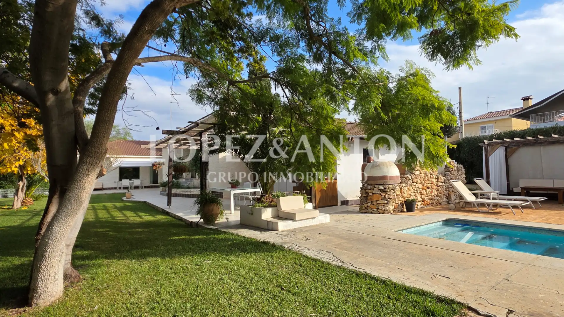Exterior view of Houses for sale in L'Eliana  with Air Conditioner, Private garden and Terrace