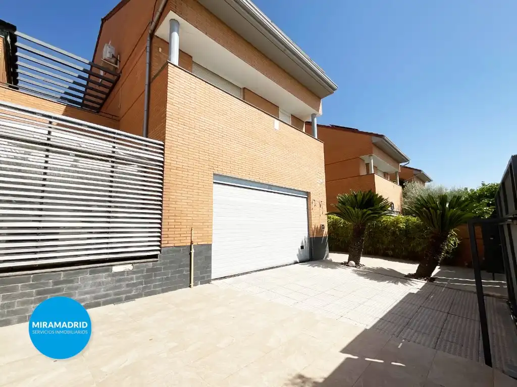 Exterior view of Detached homes for rent in Paracuellos de Jarama  with Air Conditioner and Swimming Pool