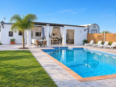 Country house with pool for sale in Los Palacios y Villafranca