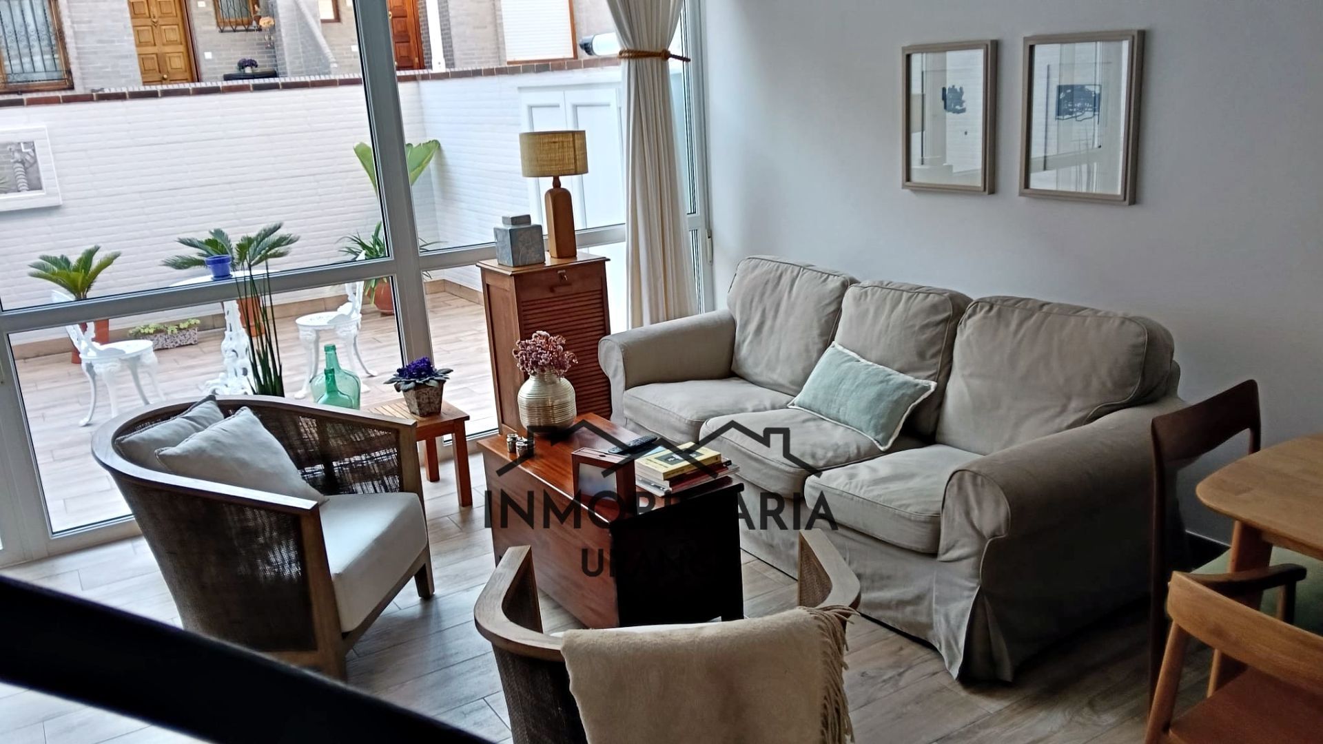 Sala d'estar de Casa o xalet en venda en Laredo amb Calefacció, Terrassa i Moblat