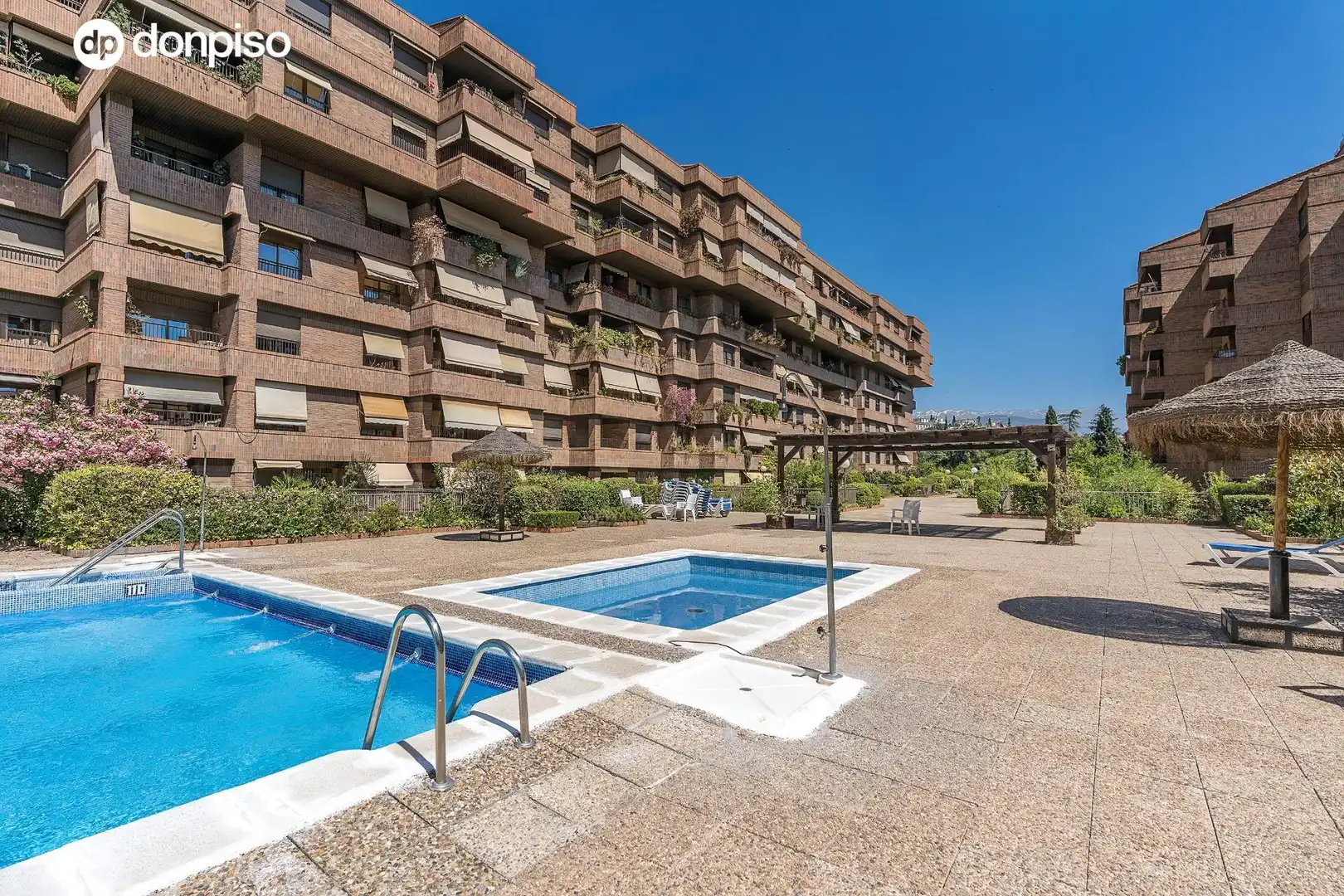 Vista exterior de Planta baixa en venda en Granada amb Moblat i Piscina comunitària