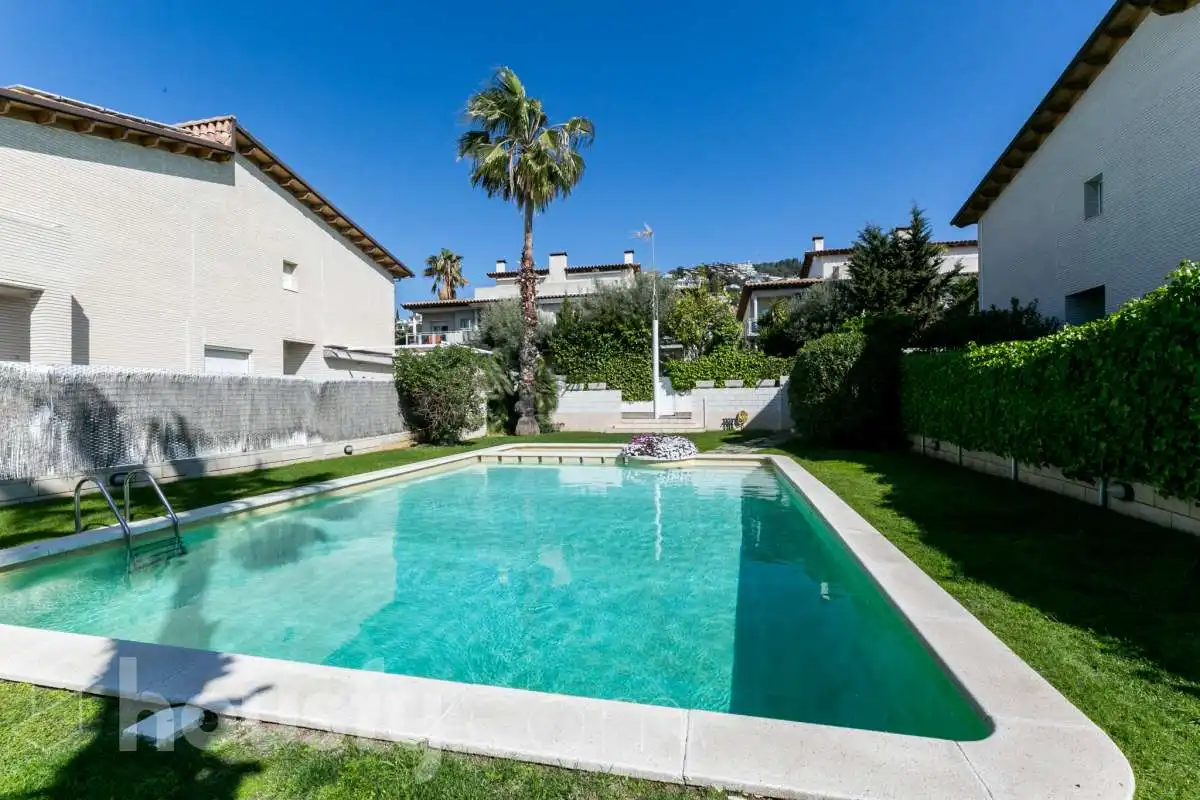 Piscina de Casa adosada en venda en Sitges amb Aire condicionat, Calefacció i Jardí privat