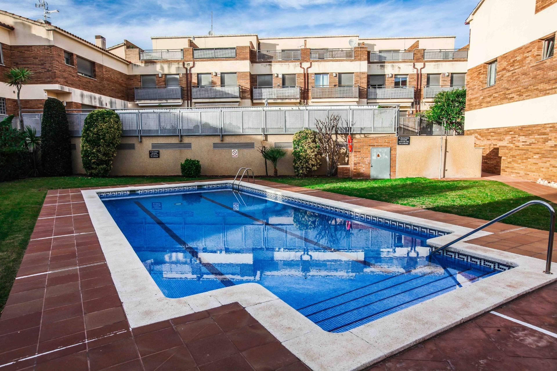 Swimming pool of Single-family semi-detached for sale in El Vendrell  with Heating, Terrace and Community pool