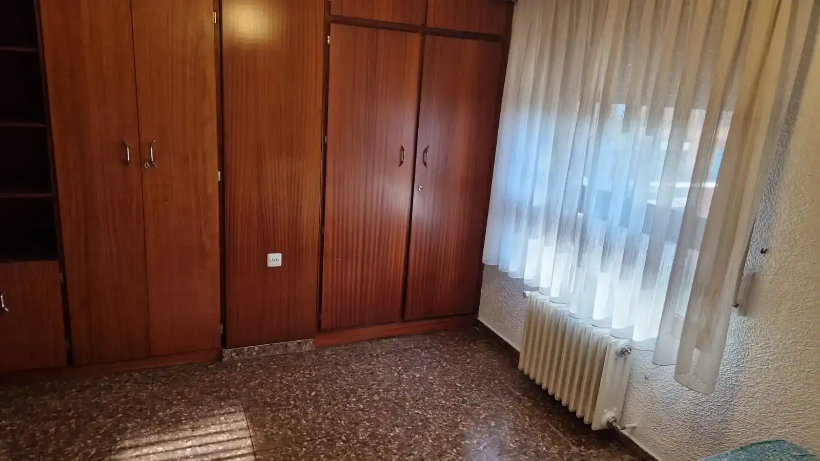 Dormitori de Pis de lloguer en Albacete amb Jardí privat, Moblat i Balcó