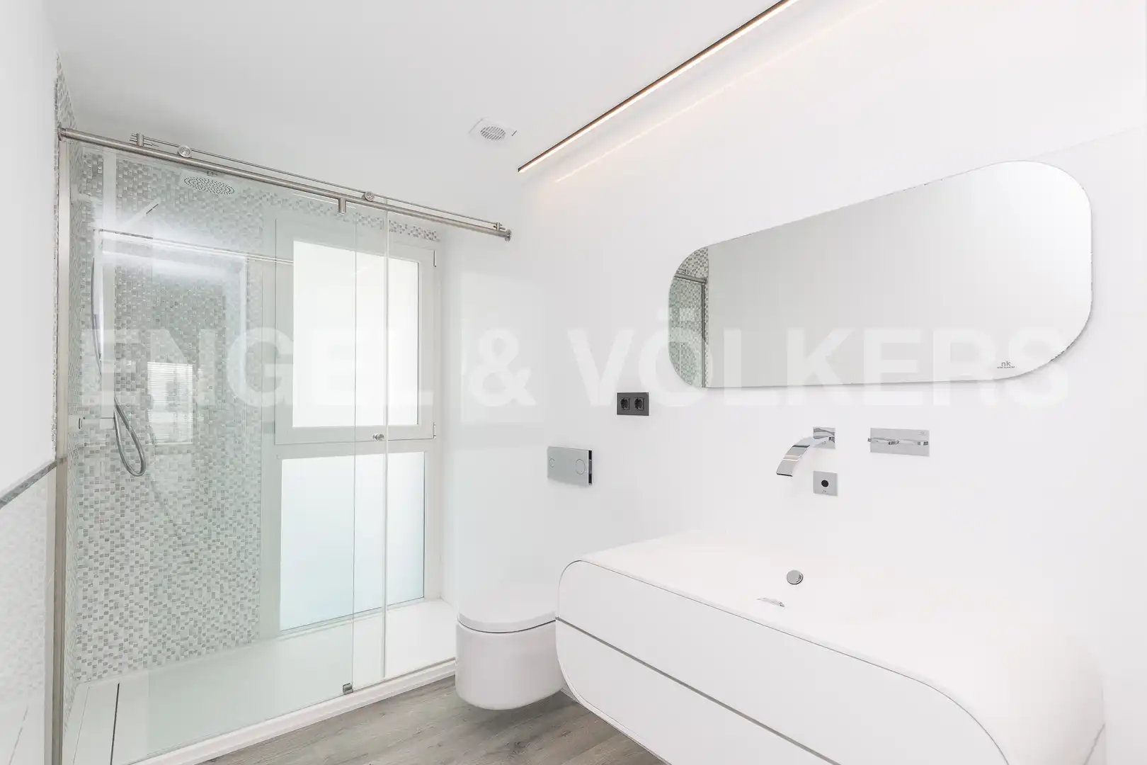 Badezimmer von Dachboden zum Verkauf in Sant Andreu de Llavaneres mit Klimaanlage, Heizung und Parkett