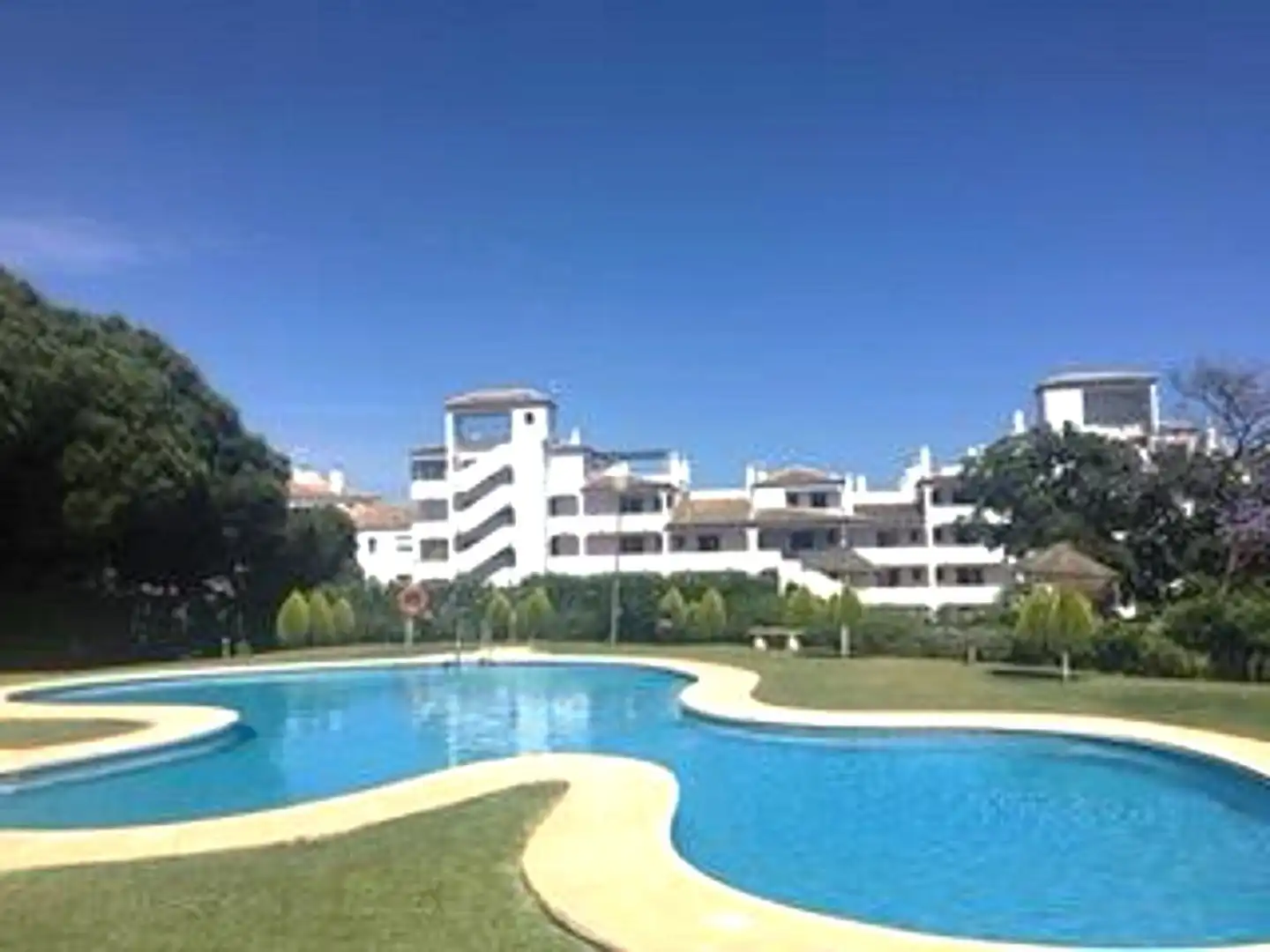 Apartamento con piscina en venta en Calahonda