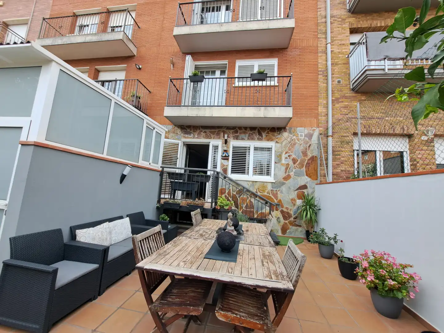 Terrasse von Einfamilien-Reihenhaus zum Verkauf in Mataró mit Klimaanlage, Heizung und Privatgarten