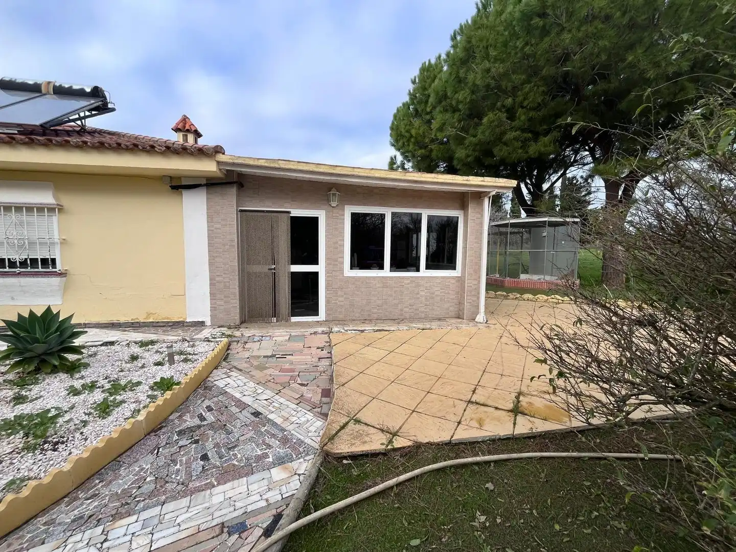Vista exterior de Casa o chalet en venta en Chiclana de la Frontera con Aire acondicionado, Jardín privado y Parquet