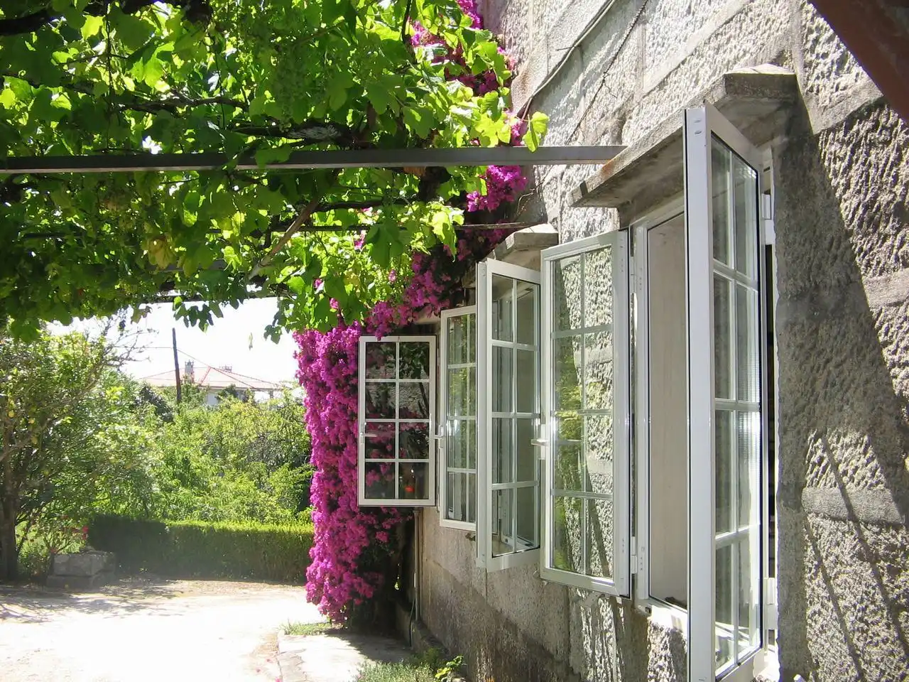 Vista exterior de Casa o xalet en venda en Vigo  amb Calefacció, Jardí privat i Terrassa