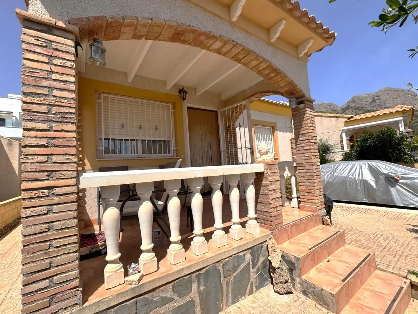 Vista exterior de Casa adosada en venda en Polop amb Aire condicionat, Jardí privat i Terrassa