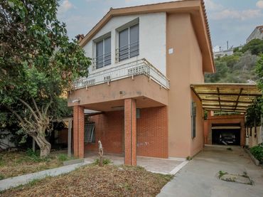Detached house for sale in Av Les Botigues