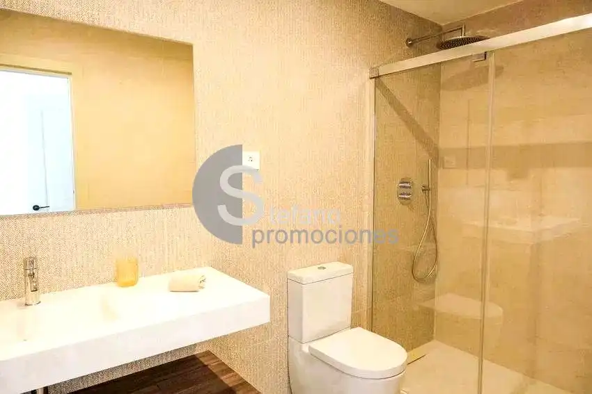 Badezimmer von Erdgeschoss zum Verkauf in Málaga mit Klimaanlage und Terrasse