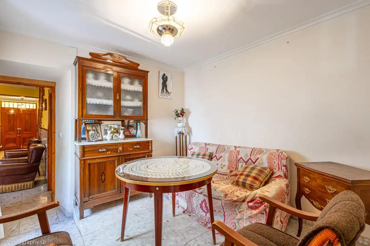 Sala d'estar de Casa adosada en venda en Valdepeñas amb Calefacció, Terrassa i Traster