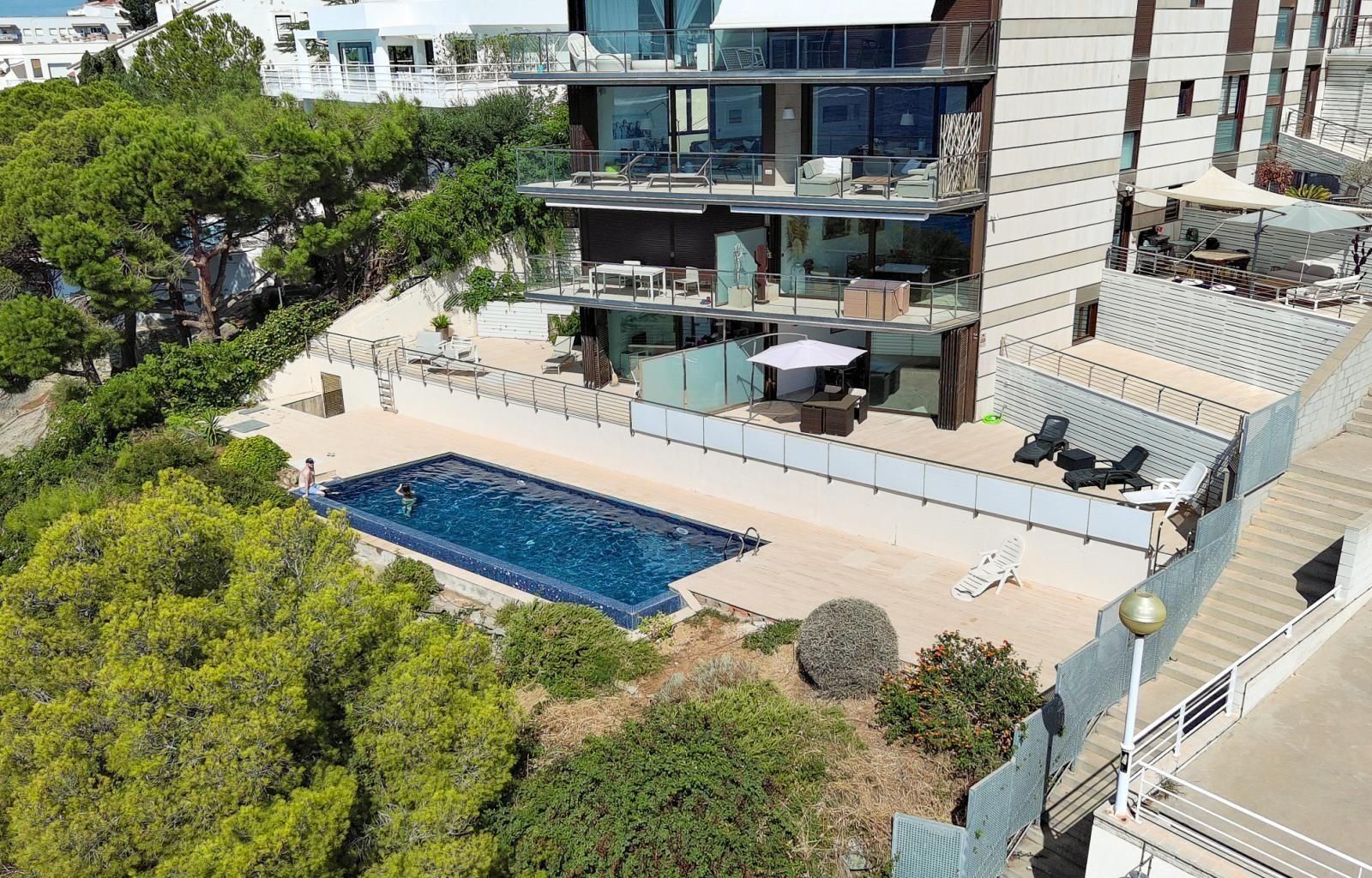 Piscina de Apartament en venda en Roses amb Aire condicionat, Calefacció i Terrassa