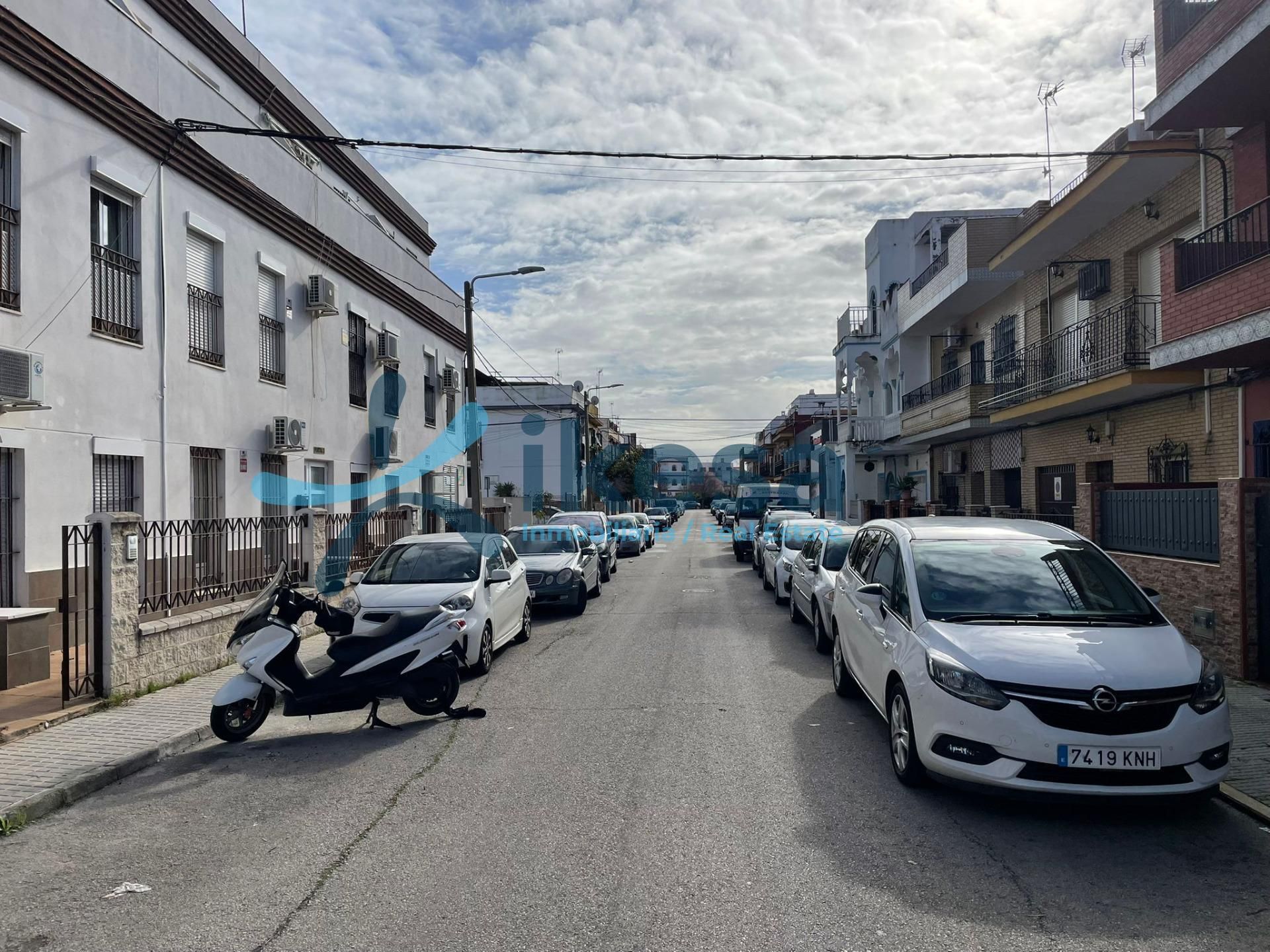 Exterior view of Planta baja for sale in  Sevilla Capital