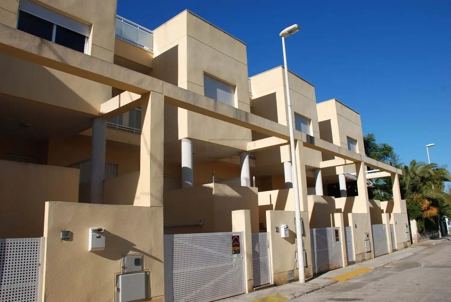 Außenansicht von Einfamilien-Reihenhaus zum Verkauf in Gandia mit Klimaanlage, Terrasse und Abstellraum