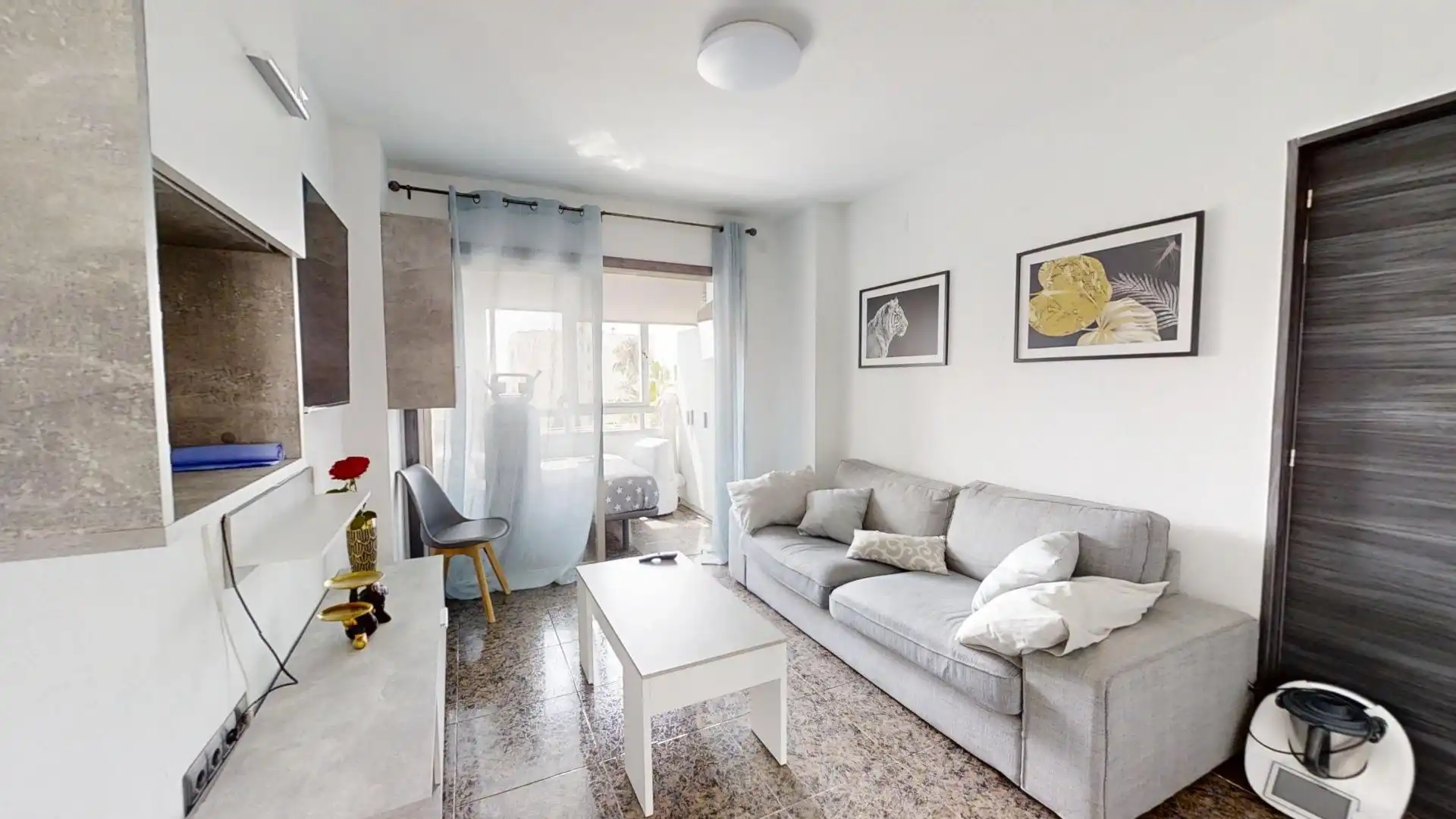 Sala de estar de Estudio de alquiler en Benalmádena con Amueblado, Balcón y Piscina comunitaria