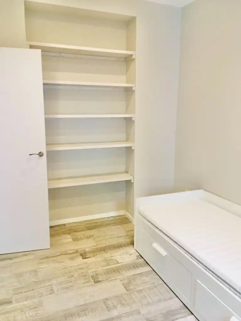 Dormitori de Pis de lloguer en Granada amb Parquet, Moblat i Rentadora