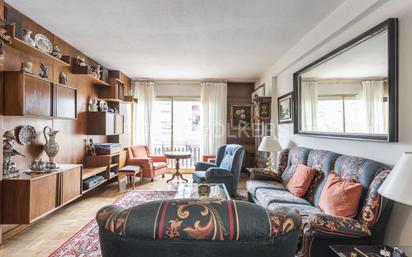 Sala d'estar de Apartament en venda en  Madrid Capital amb Calefacció, Parquet i Terrassa