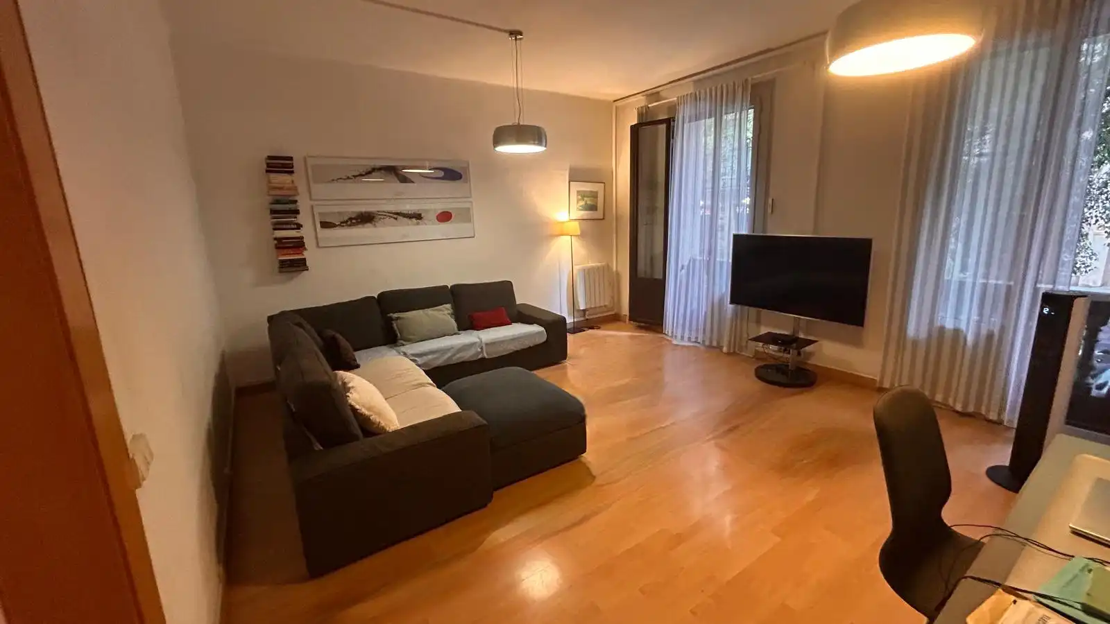 Sala d'estar de Pis en venda en Barcelona amb Calefacció, Jardí privat i Parquet